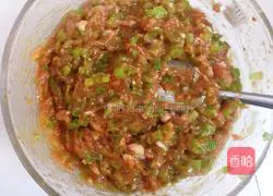 Illustration of how to make celery and pork dumplings 7