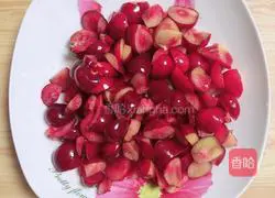 Illustration of how to make cherry coconut milkshake 2