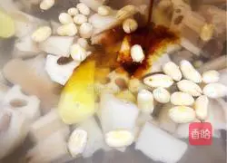 Lotus root and pig trotters soup recipe 4