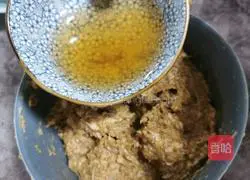 Illustration of how to make pork and green onion buns 7