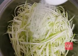 Illustration of how to make zucchini and pork vermicelli dumplings 4