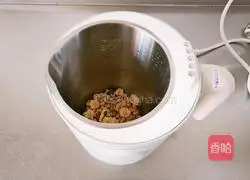 Illustration of how to make fragrant, smooth and delicate chrysanthemum and wolfberry soy milk 4