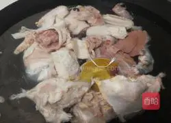 Illustration of how to make mushroom stewed chicken 3