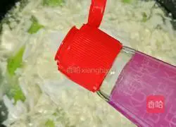 Illustration of how to make luffa, mushroom and egg drop soup 15