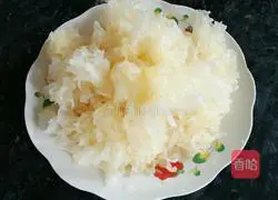 Illustration of how to make peach gum stewed with white fungus 2