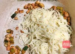 Illustration of how to make cucumber and chicken noodles 5