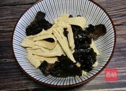 #河北菜#Illustration of how to make fungus mixed with yuba 2