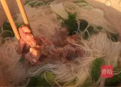 Illustration of how to make shredded vegetable and pork noodle soup 8