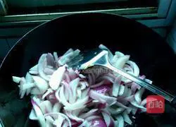 Illustration of how to make fried onions and eggs 5