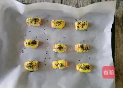 Illustration of how to make sausage flying cake rolls 9