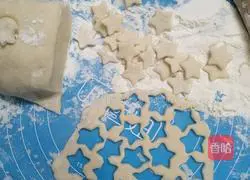 Illustration of how to make delicious shaped noodles 3