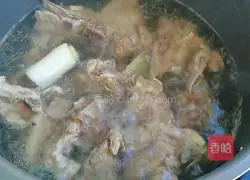 Illustration of how to make a bowl of hot soup 4