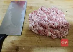 Illustration of how to make fresh meat and prawn dumplings 11