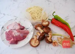 How to make noodles with mushroom and meat sauce Illustration 1