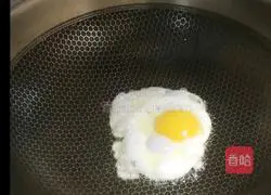 Illustration of how to make egg and radish soup 1