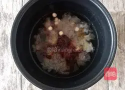 Illustration of how to make peach gum, lotus seeds and tremella soup (beauty and beauty) 9