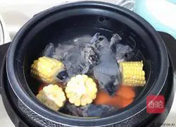 Illustration of how to make black chicken soup 3