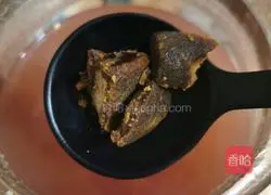 Illustration of how to make peach gum and millet soup 7