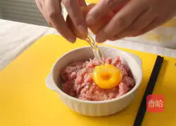 Cook a pot of cabbage and meatball soup, with vegetables Illustration of how to make meat and soup 2