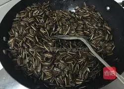 Illustration of how to make spiced melon seeds 4