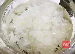 Illustration of how to make red date, apple and white fungus soup 4