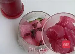 Illustration of how to make cranberry lime sparkling water 6