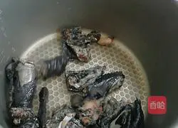 Illustration of how to make black chicken soup 3