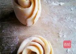 Illustration of how to make pumpkin and rose steamed buns 10