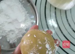 Illustration of how to make egg yolk and bean paste mooncakes 11