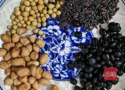 Illustration of how to make nutritious black soy milk 1