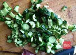 Illustration of how to make cold egg cucumber 2