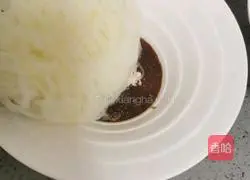 Illustration of how to make spicy chicken soup noodles 9