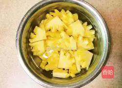 Illustration of how to make pineapple in sugar water 2