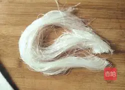 Illustration of how to make loofah, vermicelli and meat slices soup 7