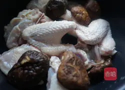 This bowl of soup is a must-have for health in winter—— Illustration of how to make astragalus and red dates stewed chicken soup 5