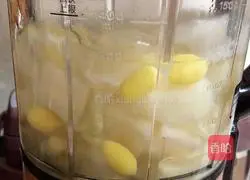 Illustration of how to make ginkgo lily and pear juice 7