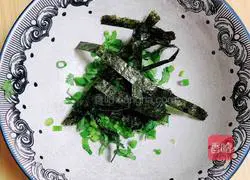 Illustration of how to stew seaweed and three fresh wontons 12