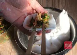 Illustration of how to make leek and egg crystal dumplings 15