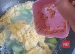 Illustration of how to make shrimps and loofah egg soup 10