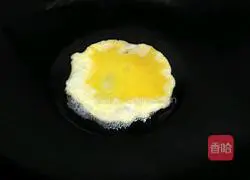 Illustration of how to make sausage and scrambled eggs 2