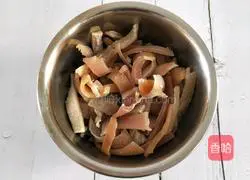 Illustration of how to make pig skin jelly 2