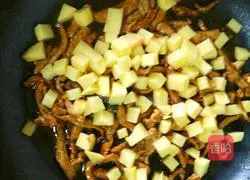 Illustration of making braised noodles with green vegetables 11