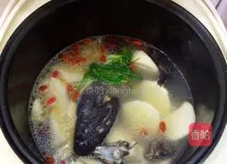 Yam, wolfberry, black chicken soup recipe 8