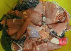 Illustration of how to make mullet fillets in sour soup 1