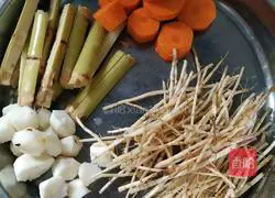 Illustration of how to make bamboo cane, grass root, water chestnut and carrot water 1