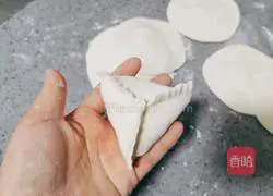 Illustration of making sugar triangle 13