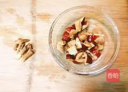 Illustration of how to make peach gum, soap locust, lily, white fungus and red dates 4