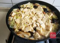 Illustration of how to make cabbage, pork belly and frozen tofu stew 17