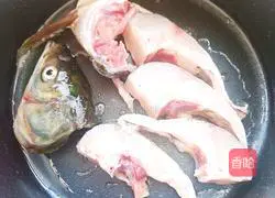 Illustration of how to make fish head and tofu soup 10