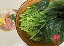 Illustration of how to make smooth meat and spinach soup 1